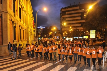 El muro naranja a su paso por la comisaría de Chinchilla. (Idoia ZABALETA/ARGAZKI PRESS)