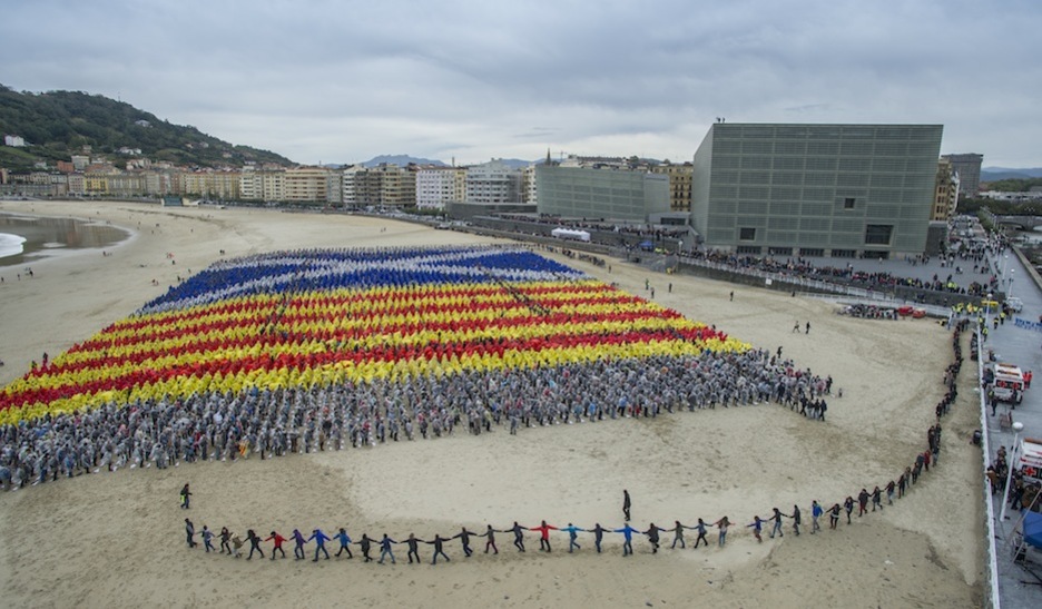 Eskozia eta Kataluniako banderen mosaikoa osatzen. (Jon URBE/ARGAZKI PRESS)