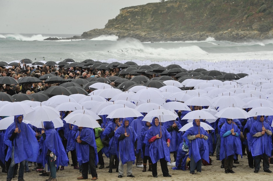 Eskoziako bandera osatu dutenak, aterkiekin. (Idoia ZABALETA/ARGAZKI PRESS) Eskoziako bandera osatu dutenak, aterkiekin. (Idoia ZABALETA/ARGAZKI PRESS)