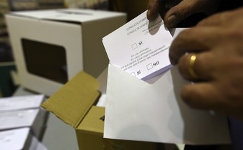 Imagen de la papeleta que miles de catalanes introducirán hoy en una urna. (Lluís GENÉ/AFP)