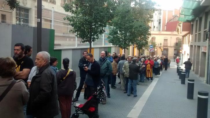 Las colas para votar se han formado desde primera hora, incluso antes de abrir los centros de votación. (@zalduariz)