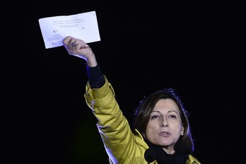 Carme Forcadell, con una papeleta en la mano, en el acto de cierre de campaña del viernes en Barcelona. (Josep LAGO/AFP)