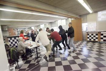 Ataque fascista contra la Escuela de Hostelería de Girona. (@Anonymous_prodi)