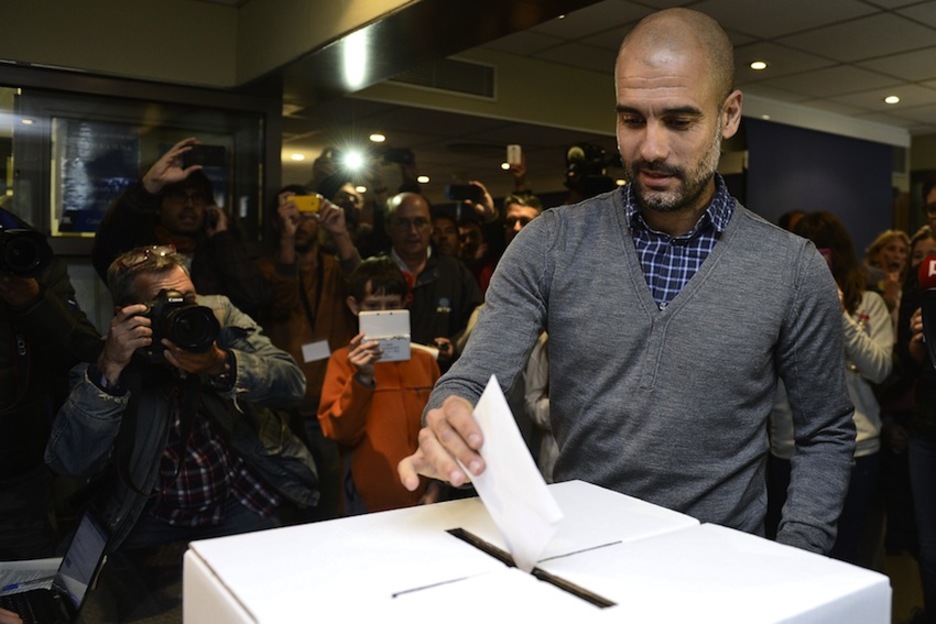 Pep Guardiola deposita su voto en una urna de Barcelona. (Josep LAGO/AFP)