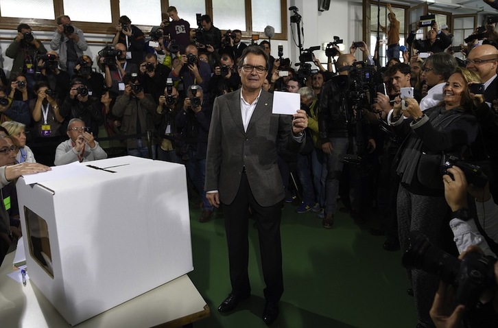 Artur Mas ha votado a las 11.00 en un local de votación de Barcelona. (Lluis GENE/AFP)