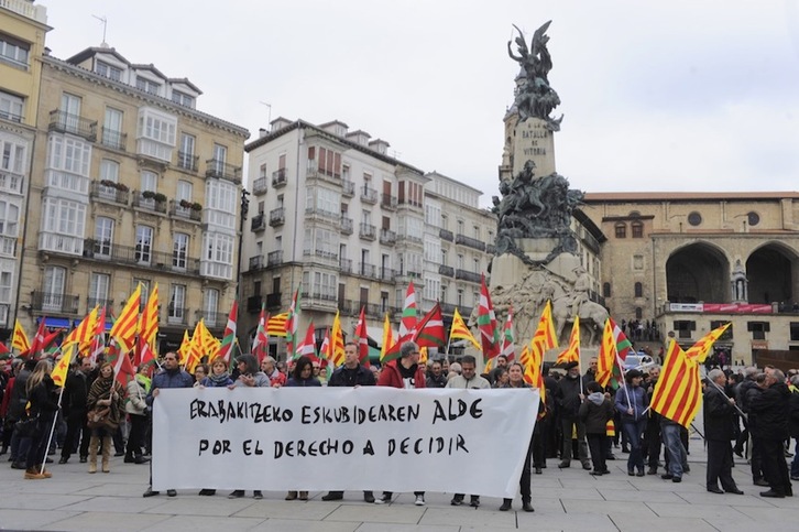 Gasteizen Ama Zuriaren plazan egin dute elkarretaratzea. (Raul BOGAJO/ARGAZKI PRESS)