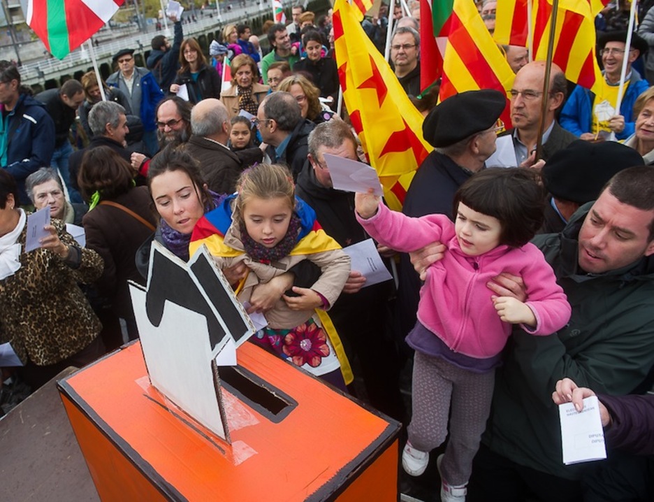 Hautestontzian botoa ematen Bilbon. (Luis JAUREGIALTZO/ARGAZKI PRESS) Hautestontzian botoa ematen Bilbon. (Luis JAUREGIALTZO/ARGAZKI PRESS)