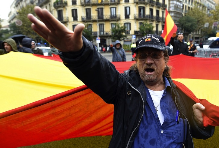 Manifestantes ultras con el brazo en alto durante la concentración celebrada en Barcelona. (Lluis GENE/AFP)