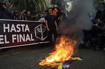 Manifestantes ultras con el brazo en alto durante la concentración celebrada en Barcelona. (Lluis GENE/AFP)