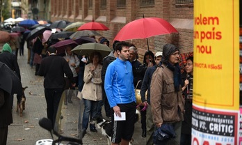 Las colas han sido la tónica general de la mañana en los puntos de votación. (Lluis GENE/AFP)