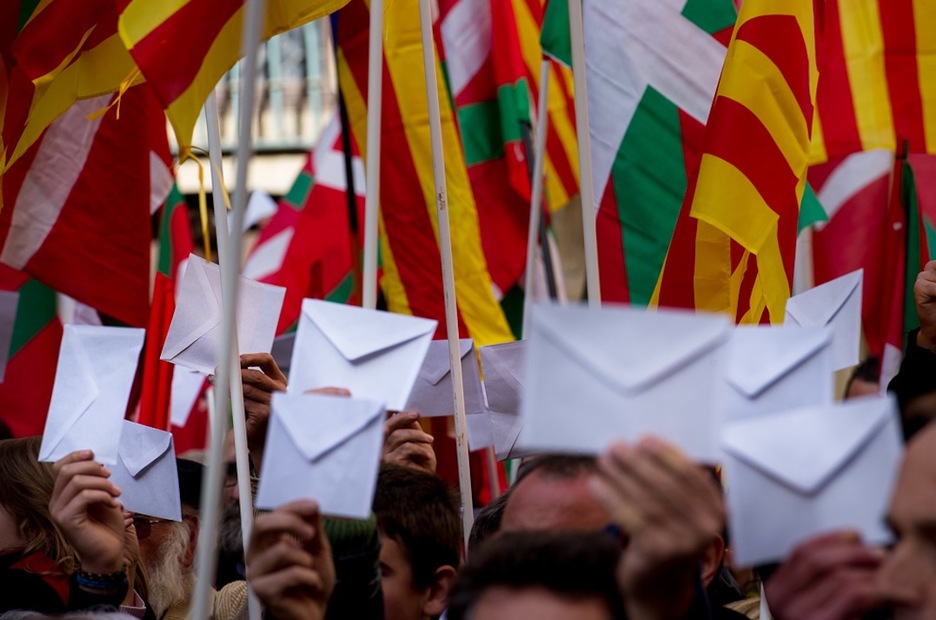Iruñean boto-paperak eta gutun-azalak erakutsi dituzte. (Iñigo URIZ/ARGAZKI PRESS) Iruñean boto-paperak eta gutun-azalak erakutsi dituzte. (Iñigo URIZ/ARGAZKI PRESS)