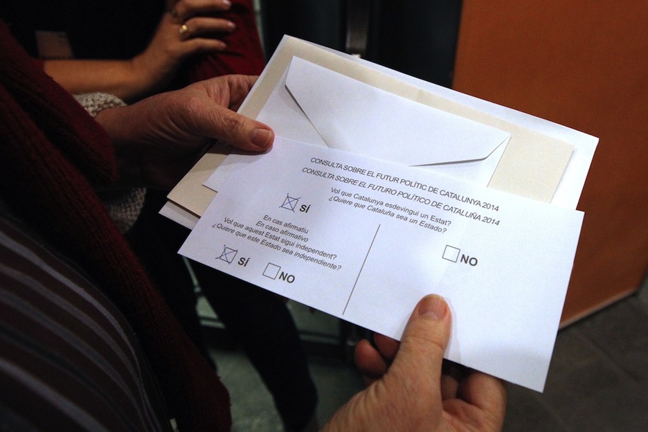 Una persona muestra su papeleta con el voto «sí-sí» en Perpinyà. (Raymond ROIG/AFP)