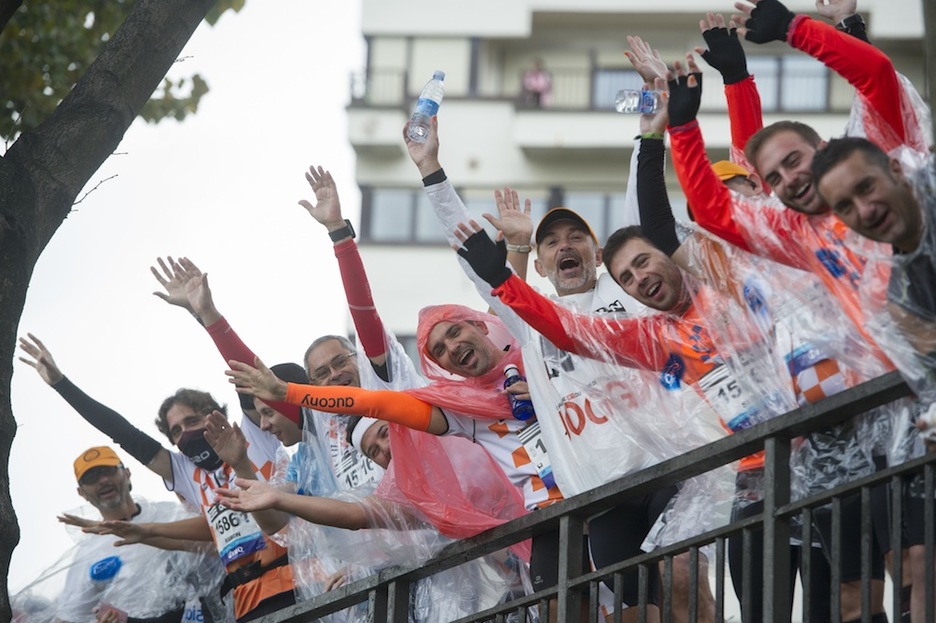 Corredores animados antes de iniciarse la carrera. (Jon URBE/ARGAZKI PRESS)