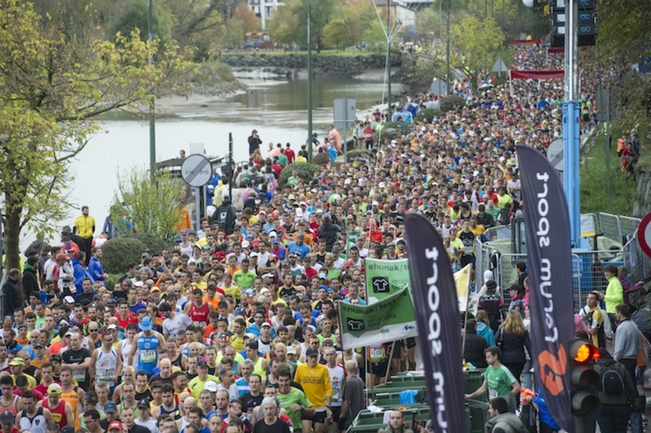 La carrera a su paso por Irun. (Jon URBE/ARGAZKI PRESS)