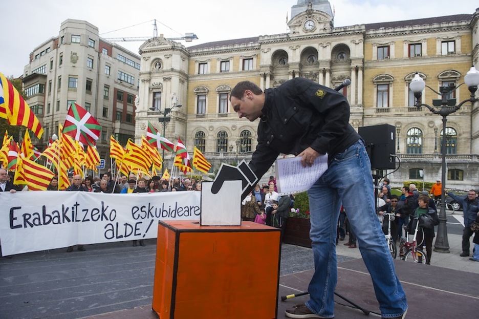 Unai Ziarreta Bilboko ekitaldian, botoa ematen. (Luis JAUREGIALTZO/ARGAZKI PRESS) Unai Ziarreta Bilboko ekitaldian, botoa ematen. (Luis JAUREGIALTZO/ARGAZKI PRESS)