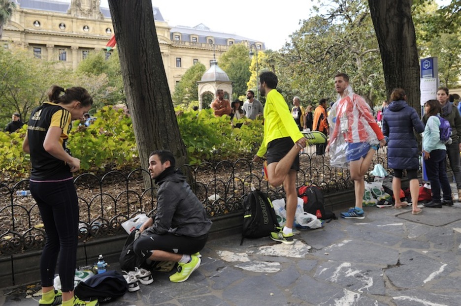 Luzatze-ariketak egiten Gipuzkoa plazan, lasterketaren ondoren. (Idoia ZABALETA/ARGAZKI PRESS)