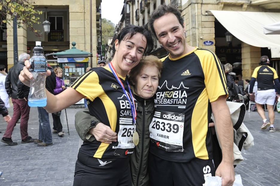 Una amona se reúne con sus dos nietos tras la carrera. (Idoia ZABALETA/ARGAZKI PRESS)