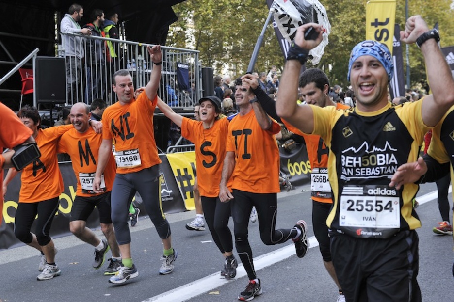 Un grupo de corredores reivindica la amnistía. (Idoia ZABALETA/ARGAZKI PRESS)