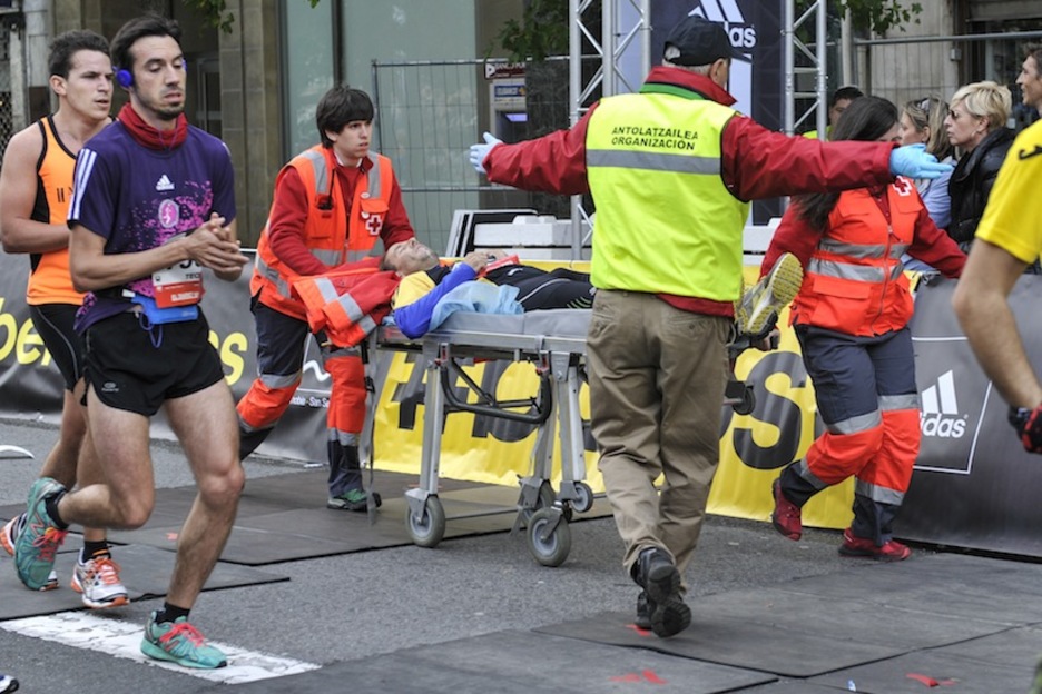 Un corredor es trasladado en camilla. (Idoia ZABALETA/ARGAZKI PRESS)