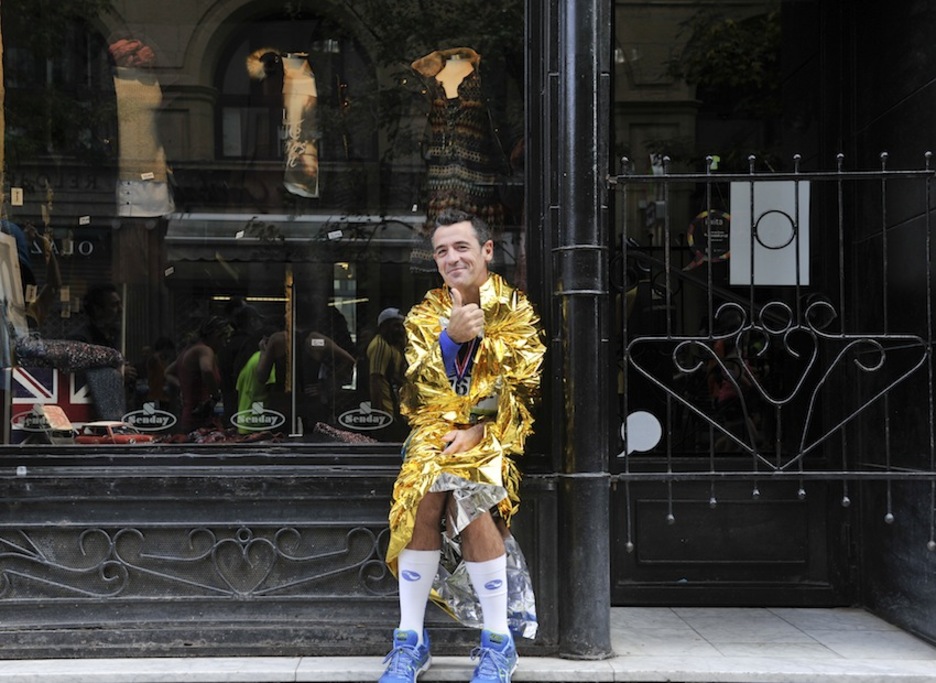 Un corredor se resguarda del frío con una manta térmica. (Idoia ZABALETA/ARGAZKI PRESS)