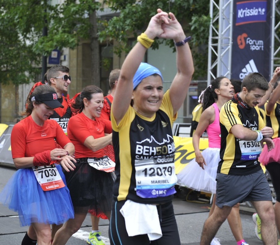 Un grupo de corredoras disfrazadas. (Idoia ZABALETA/ARGAZKI PRESS)