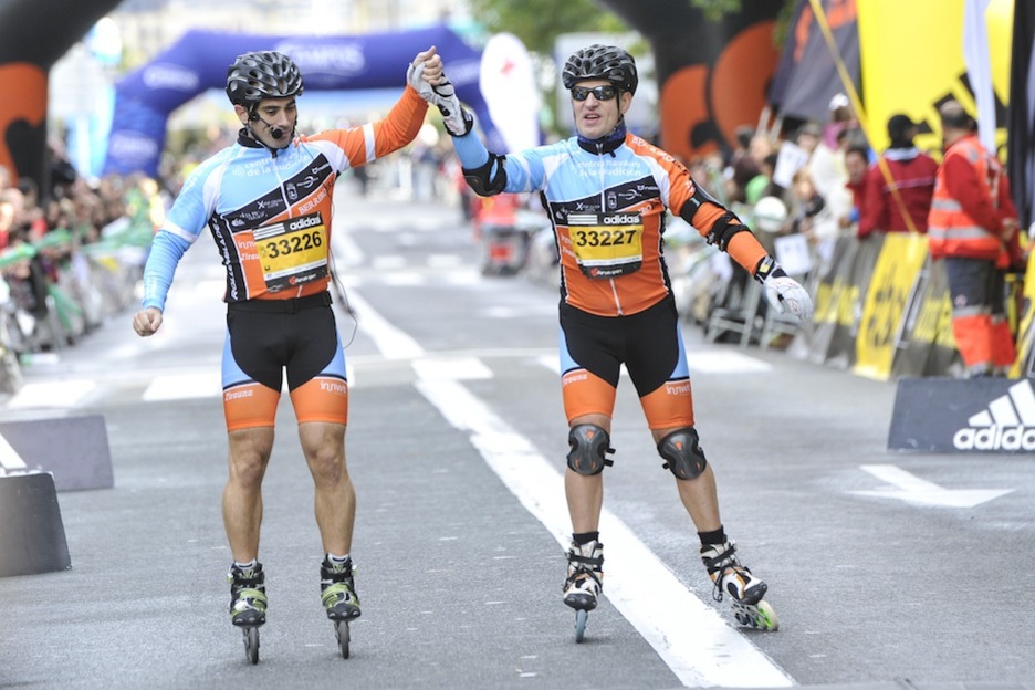 Dos patinadores llegan a meta. (Idoia ZABALETA/ARGAZKI PRESS)