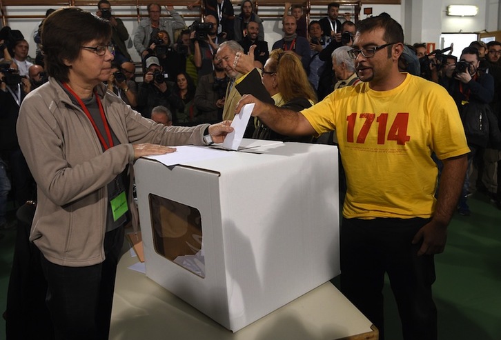 Un hombre deposita su voto en Barcelona. (Lluis GENE/AFP)