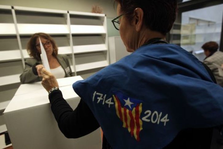 Una mujer deposita su papeleta en un local de votación de Perpinyà. (Raymond ROIG/AFP)