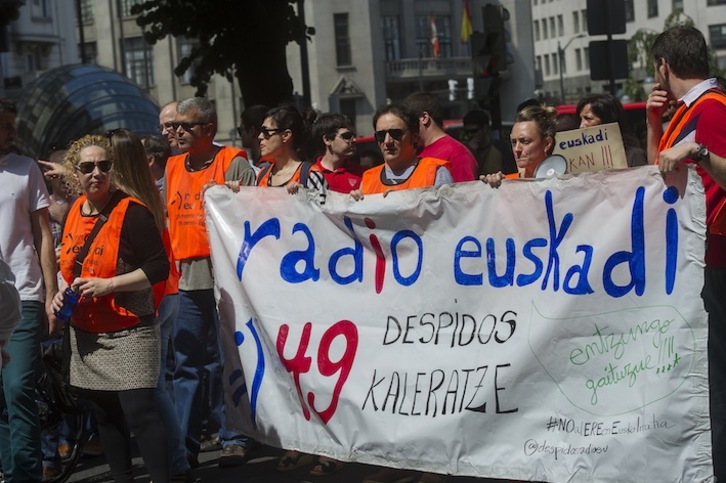 Trabajadores de Radio Euskadi, en una manifestación en junio. (Luis JAUREGIALTZO/ARGAZKI PRESS) 