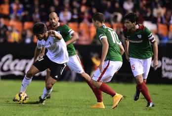 Un momento del partido entre el Athletic y el Valencia. (Jose JORDAN/AFP)