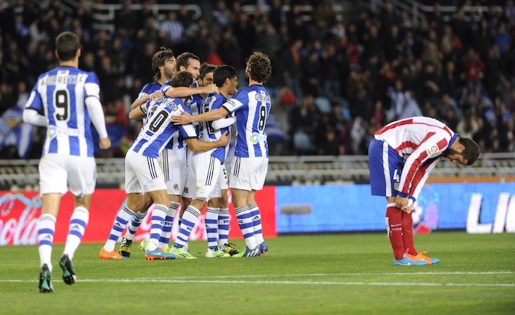 Los jugadores de la Real celebran el gol de Vela. (Jon URBE/ARGAZKI PRESS)