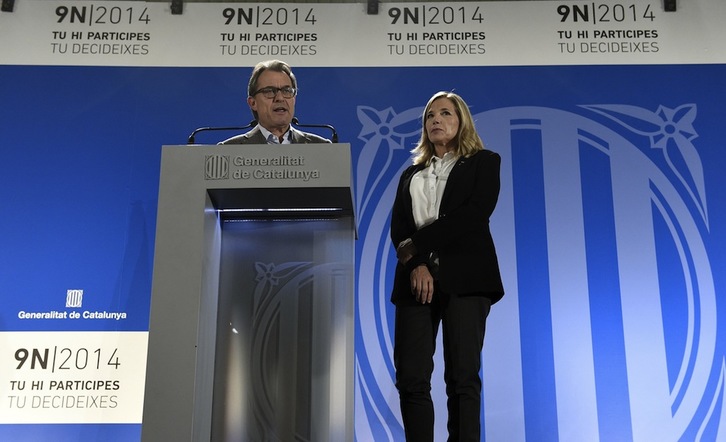 Artur Mas ha comparecido con la vicepresidenta del Govern, Joana Ortega. (Lluis GENE/AFP)