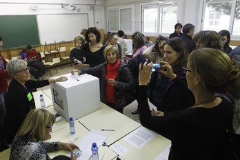 Una mujer vota en Barcelona. (Quique GARCÍA/AFP)