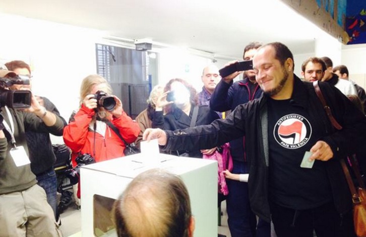 David Fernández vota en la jornada del 9N. (@cupnacional)