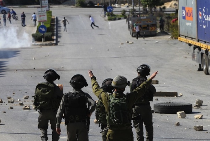 Soldados israelíes desplegados en Hebron en una reciente imagen. (Hazem BADER/AFP PHOTO)