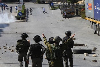 Soldados israelíes desplegados en Hebron en una reciente imagen. (Hazem BADER/AFP PHOTO)