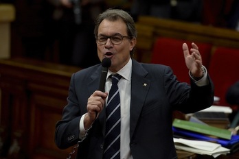 El president catalán, Artur Mas, en la primera sesión de control en el Parlament tras el 9N. (Josep LAGO/AFP PHOTO)