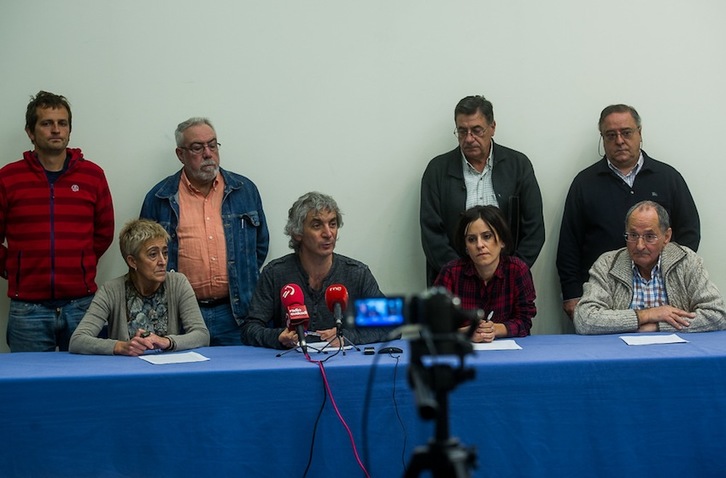 Los integrantes de la plataforma contra la privatización de Kutxabank, en la comparecencia de hoy. (Luis JAUREGIALTZO/ARGAZKI PRESS)