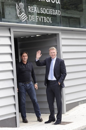 David Moyes, junto a Loren, saluda a los medios en las instalaciones de Zubieta. (Andoni CANELLADA / ARGAZKI PRESS)
