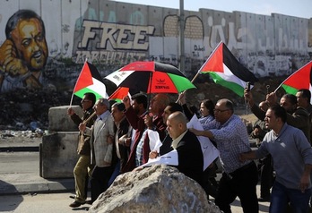 Ciudadanos ondean banderas palestinas en Ramallah. (Abbas MOMANI/AFP PHOTO)