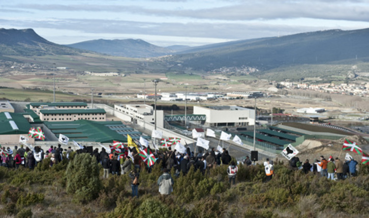 Los presos solicitarán de nuevo su acercamiento a prisiones vascas. En la imagen, una iniciativa llevada a cabo en Zaballa. (Jon HERNAEZ/ARGAZKI PRESS)