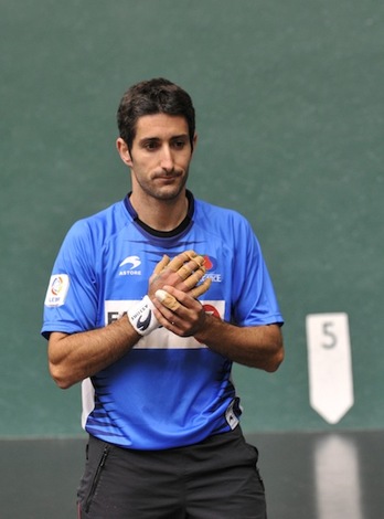 Ekaitz Saralegi, ayer, en la elección de material. (Idoia ZABALETA/ARGAZKI PRESS)