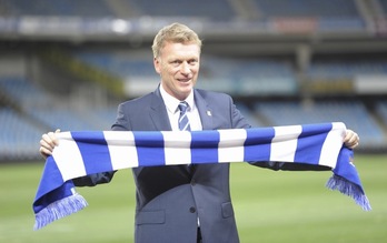 David Moyes posa con una bufanda de la Real sobre el césped de Anoeta. (Andoni CANELLADA / ARGAZKI PRESS)