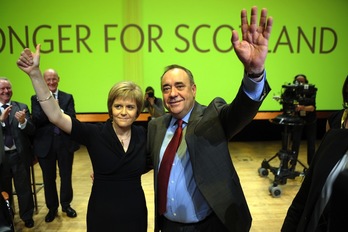 Nicola Sturgeon y Alex Salmond, en el congreso del SNP. (Andy BUCHANAN/AFP) 