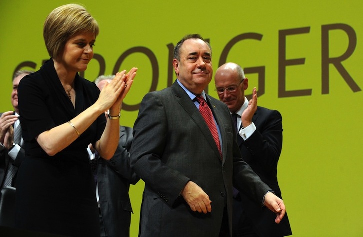 Nicola Sturgeon aplaude a Alex Salmond en el congreso del SNP. (Andy BUCHANAN/AFP) 