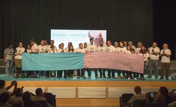 Conocidas personalidades han sumado sus primeros retazos de tela para la urna gigante del 20 de junio. (GURE ESKU DAGO)