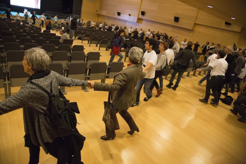 Kalejira batekin hasi da Ficobako ekitaldia, ekainaren 8ko giza katea oroituz. (GURE ESKU DAGO) Kalejira batekin hasi da Ficobako ekitaldia, ekainaren 8ko giza katea oroituz. (GURE ESKU DAGO)