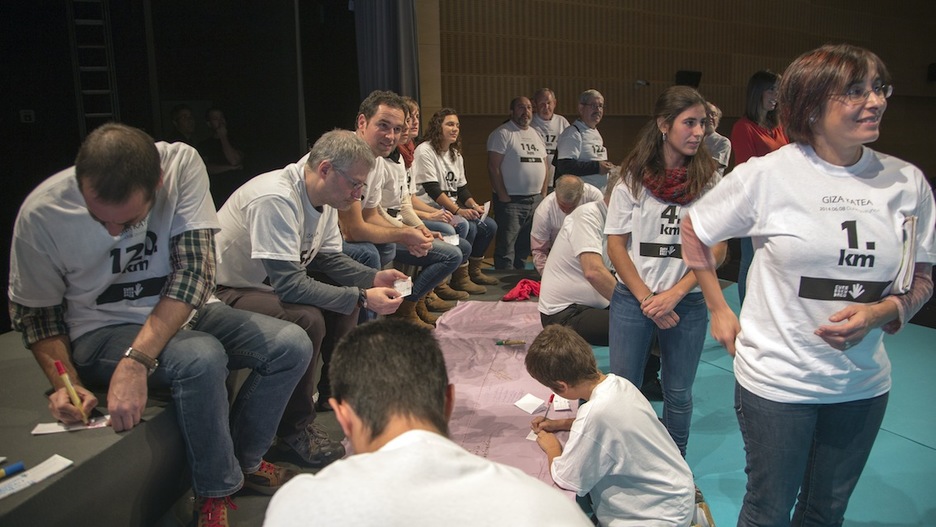 Pertsona ezagunak izan dira lehenak beren konpromisoa ehuntzen. (GURE ESKU DAGO) Pertsona ezagunak izan dira lehenak beren konpromisoa ehuntzen. (GURE ESKU DAGO)