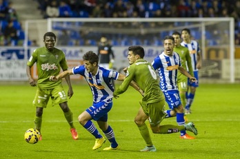 Un lance del partido entre Alavés y Sporting de Gijón. (Juanan RUIZ / ARGAZKI PRESS)