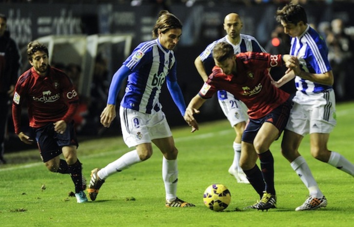 Torres trata de escaparse de dos jugadores de la Ponferradina. (Jagoba MANTEROLA / ARGAZKI PRESS)
